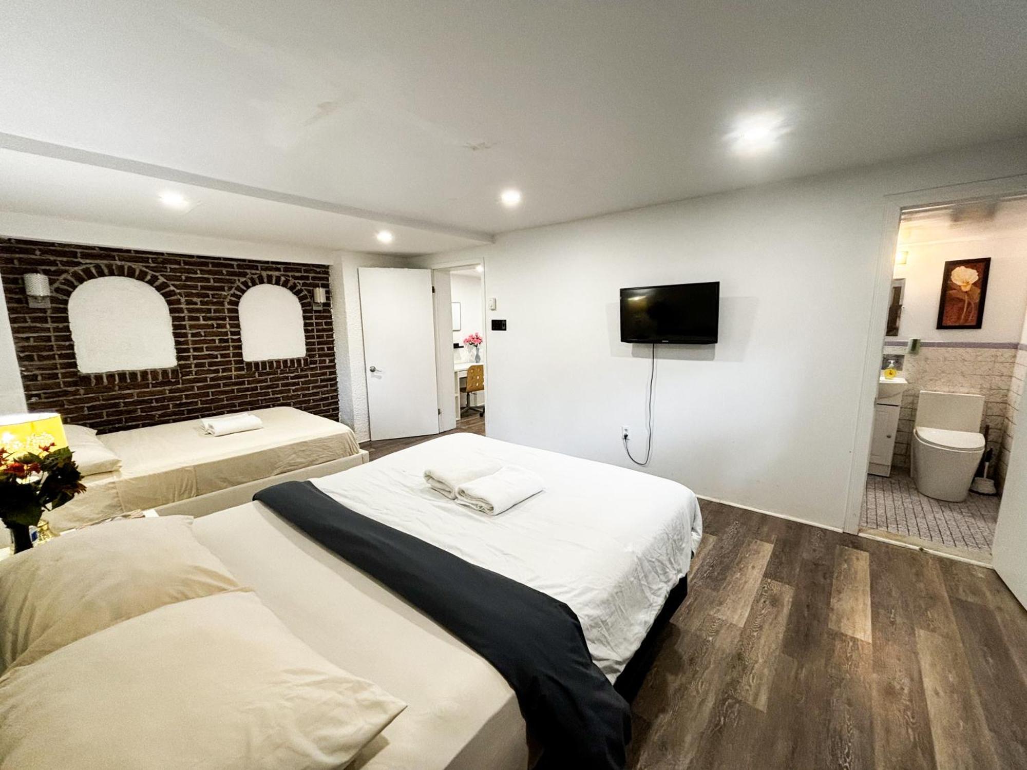 Apartment Entire Near Downtown & Trudeau Yul Airport