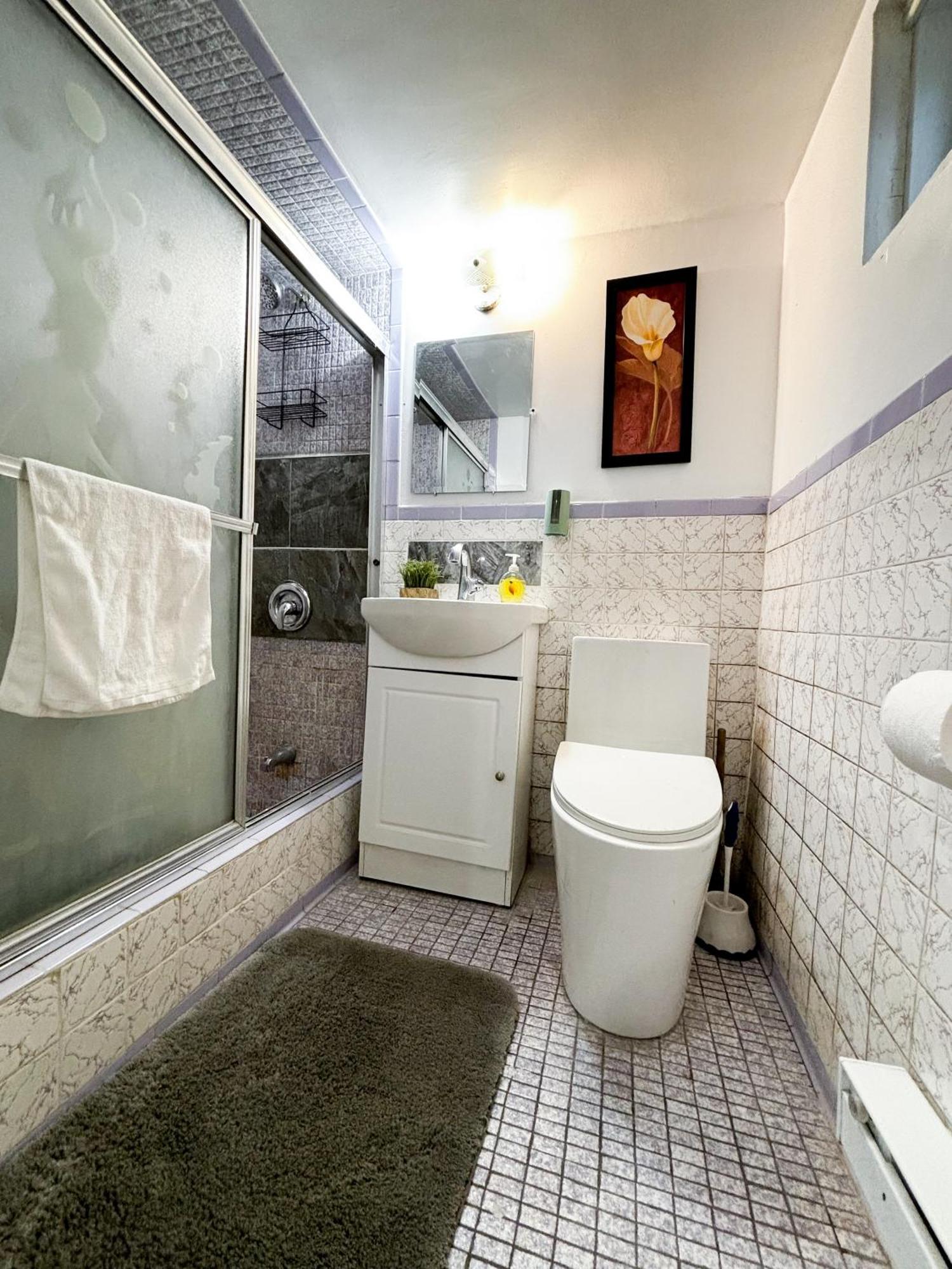 Entire Near Downtown & Trudeau Yul Airport Apartment