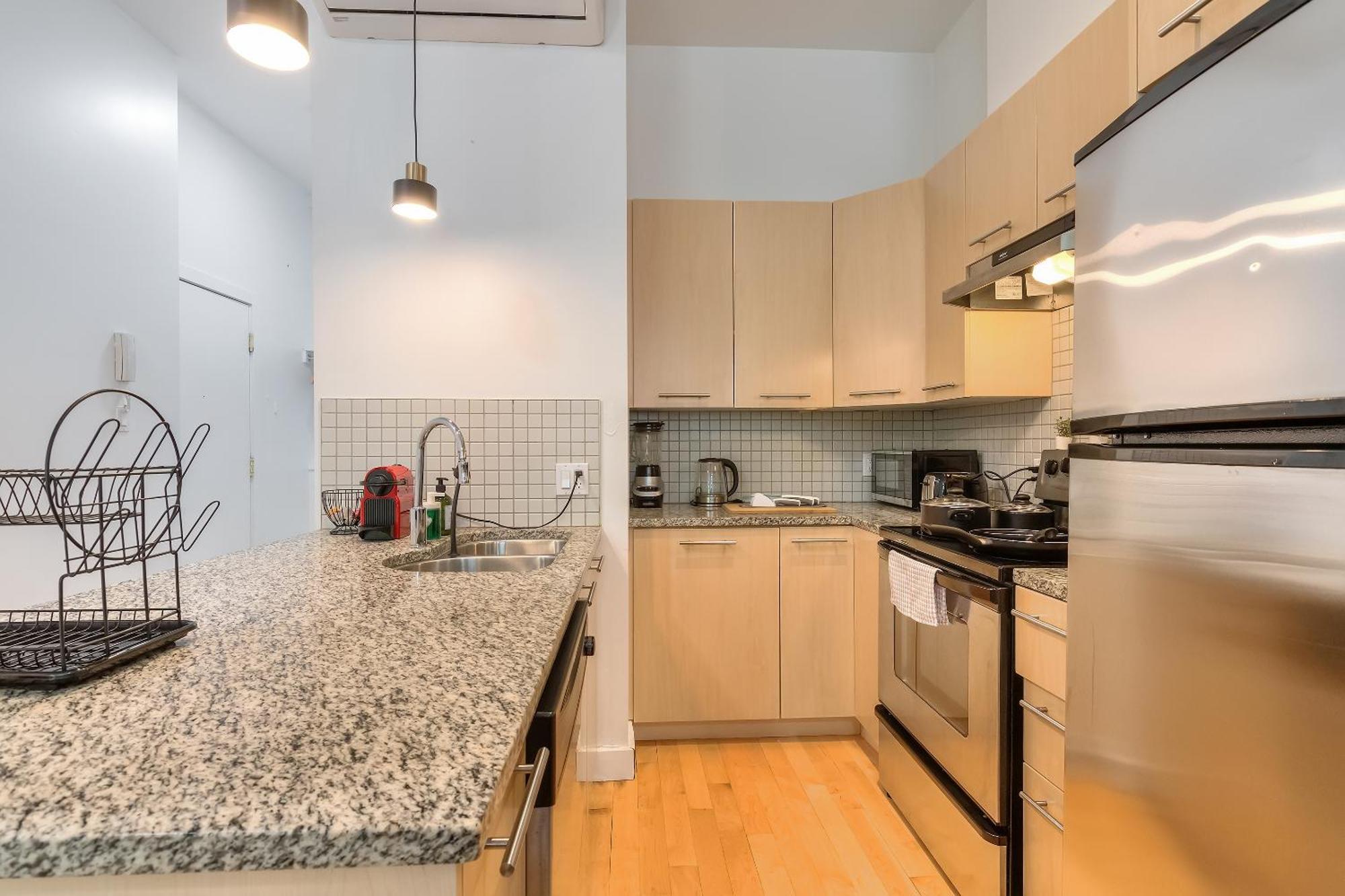 Take A Break In A Modern Loft On Plateau-mont-royal Apartment