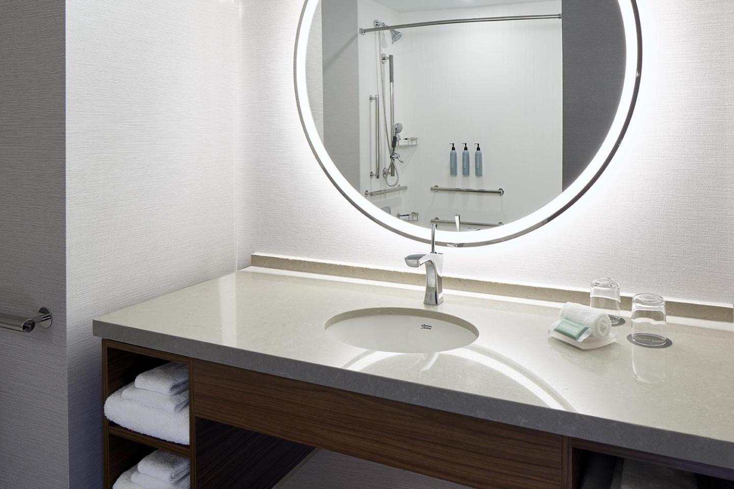 Courtyard Midtown 4*