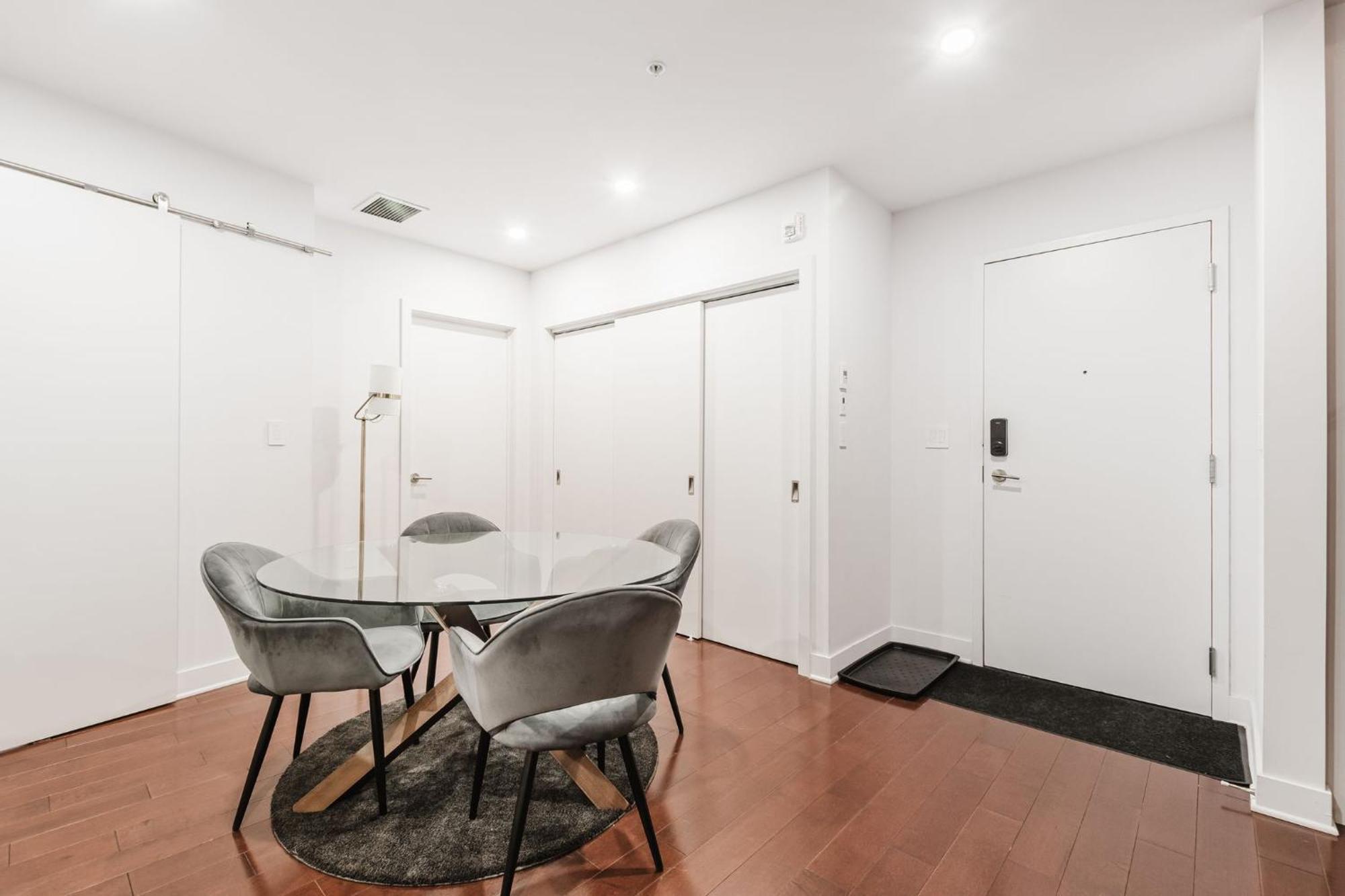 Penthouse Elegant Centre-ville Apartment Montreal