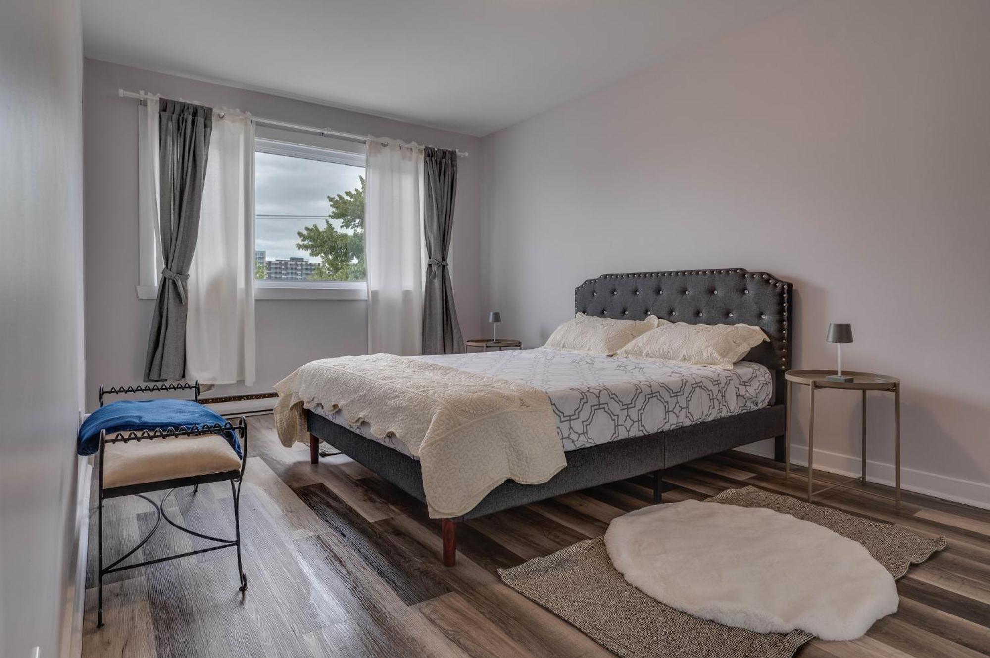 Apartment Chic Urban Escape In Montreal