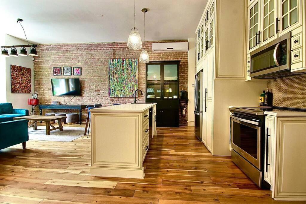 Galeria St Denis In Prime Apartment Montreal