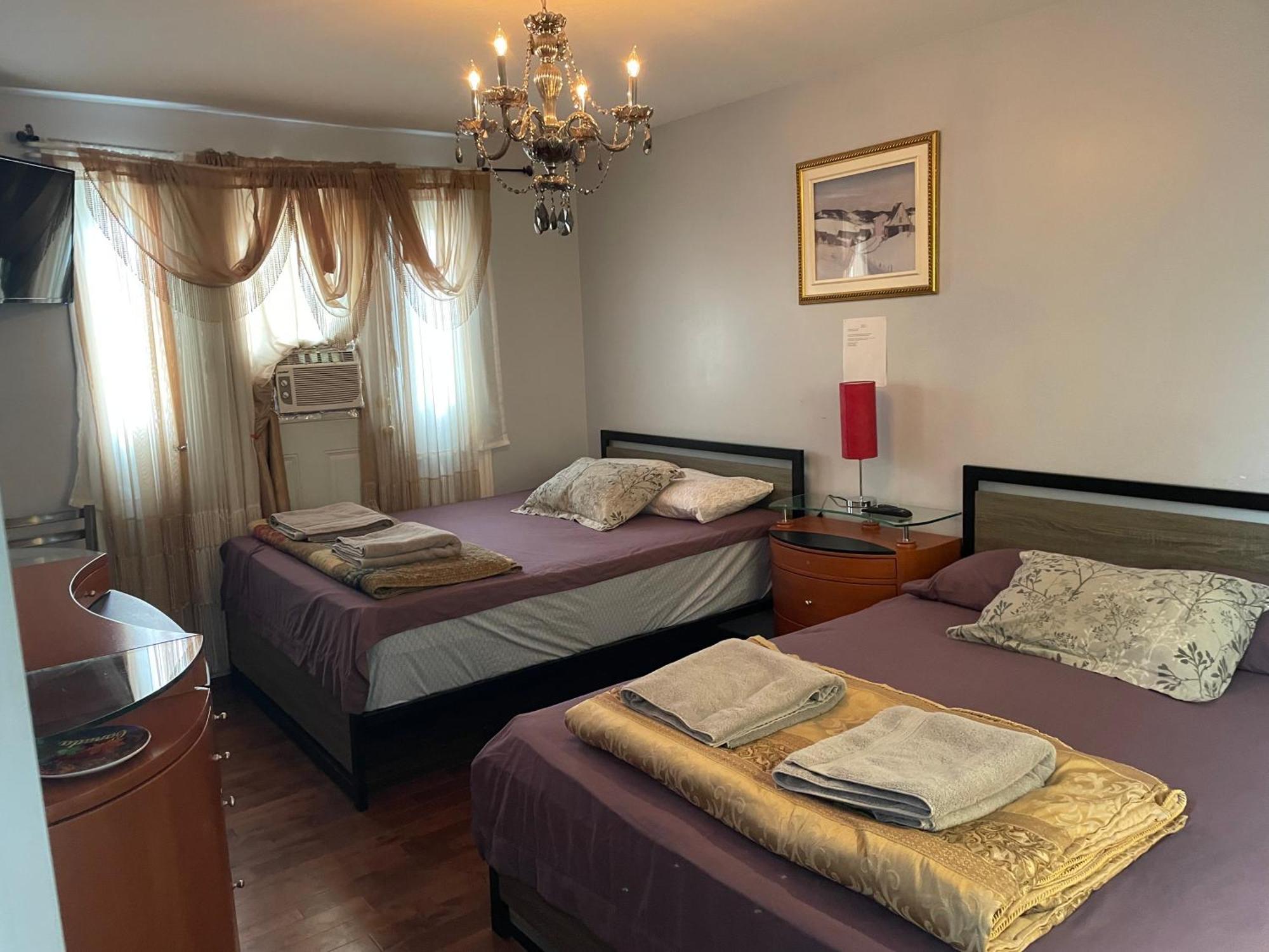 Homestay Self Service Small Breakfast, 2 Double Beds Private Montreal