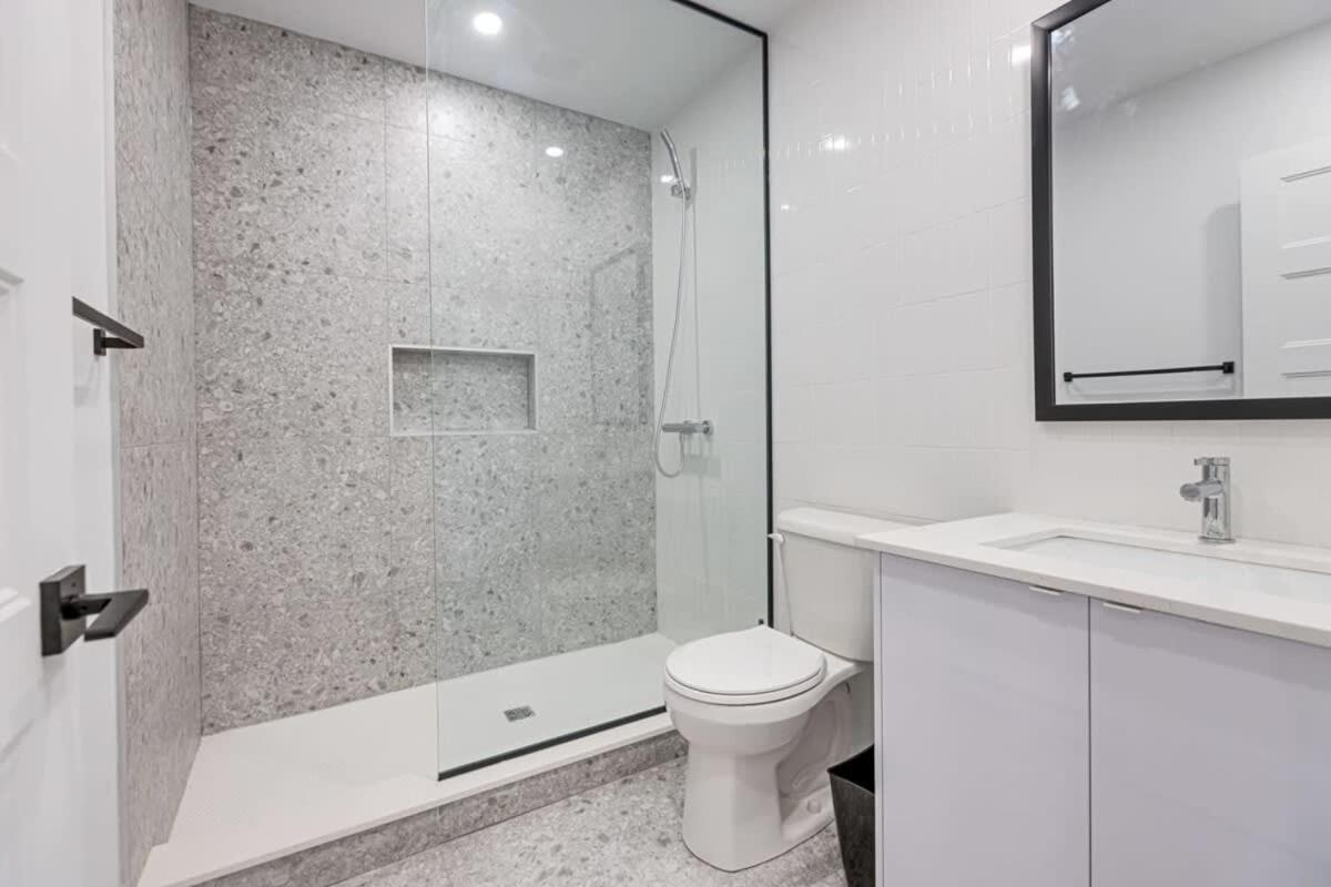 Stunning & Stylish 3br With Sofa Bed Near Little Italy Apartment Montreal