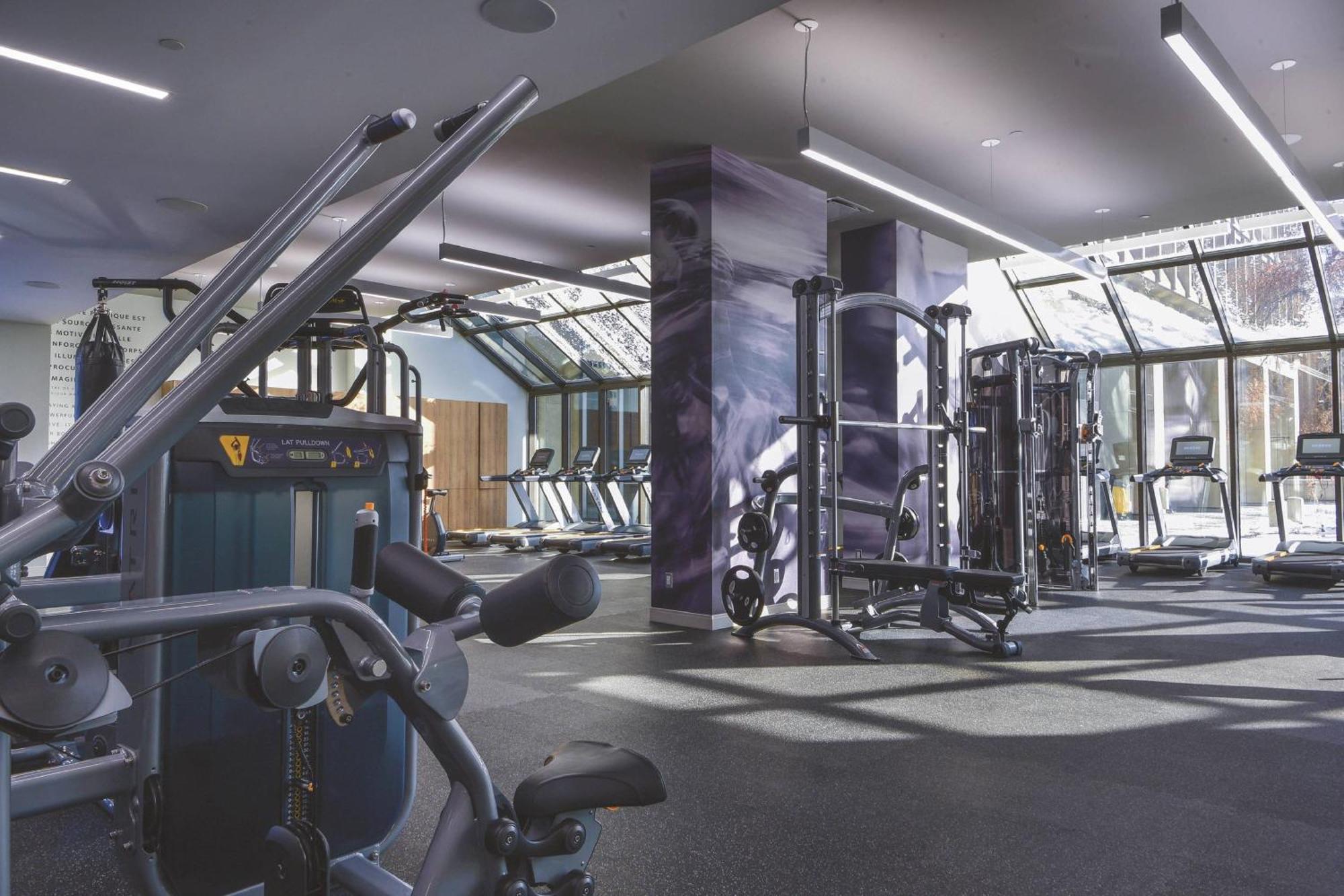 Marriott Chateau Champlain Hotel 4*