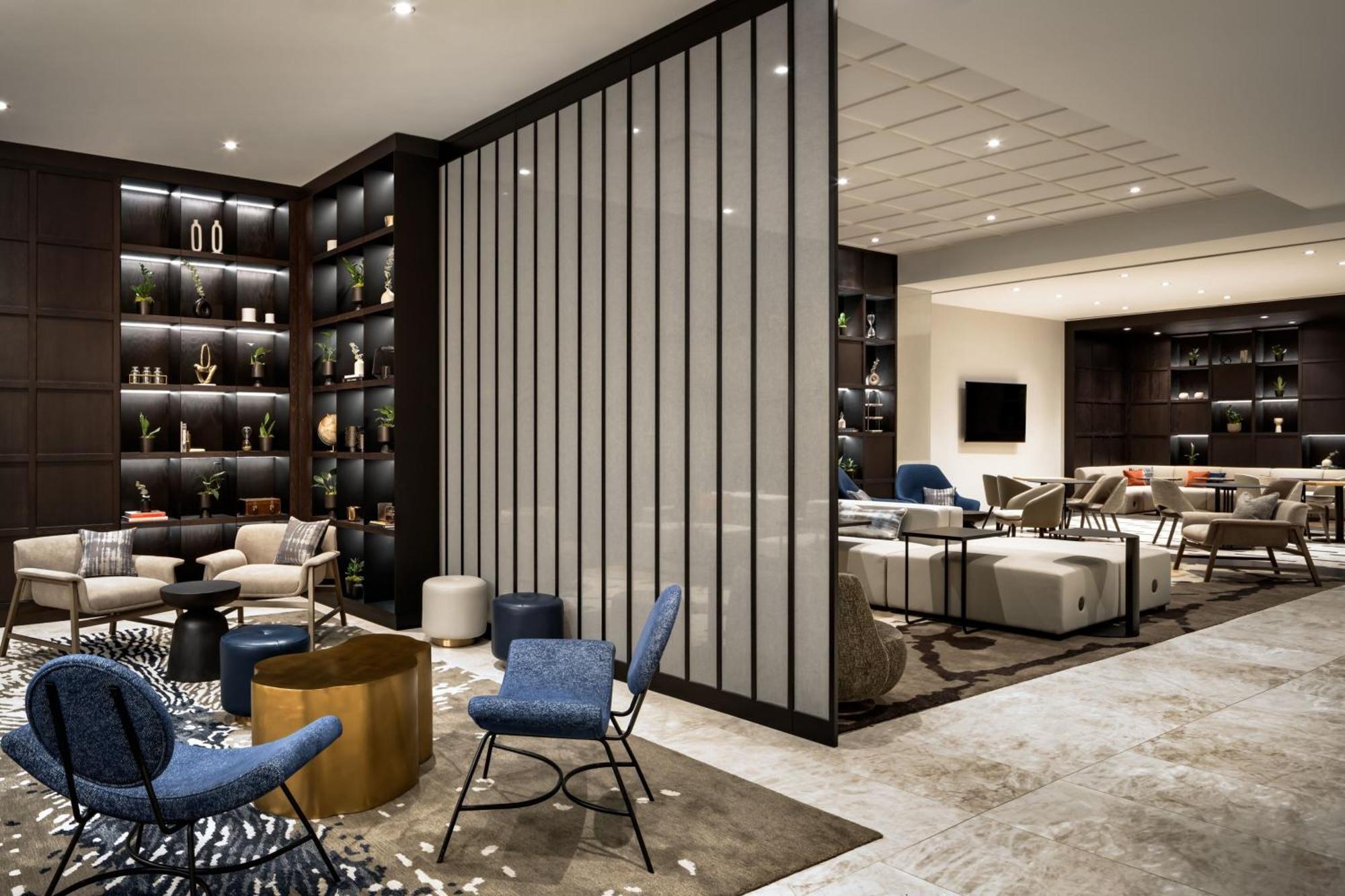 Marriott Chateau Champlain Hotel 4*