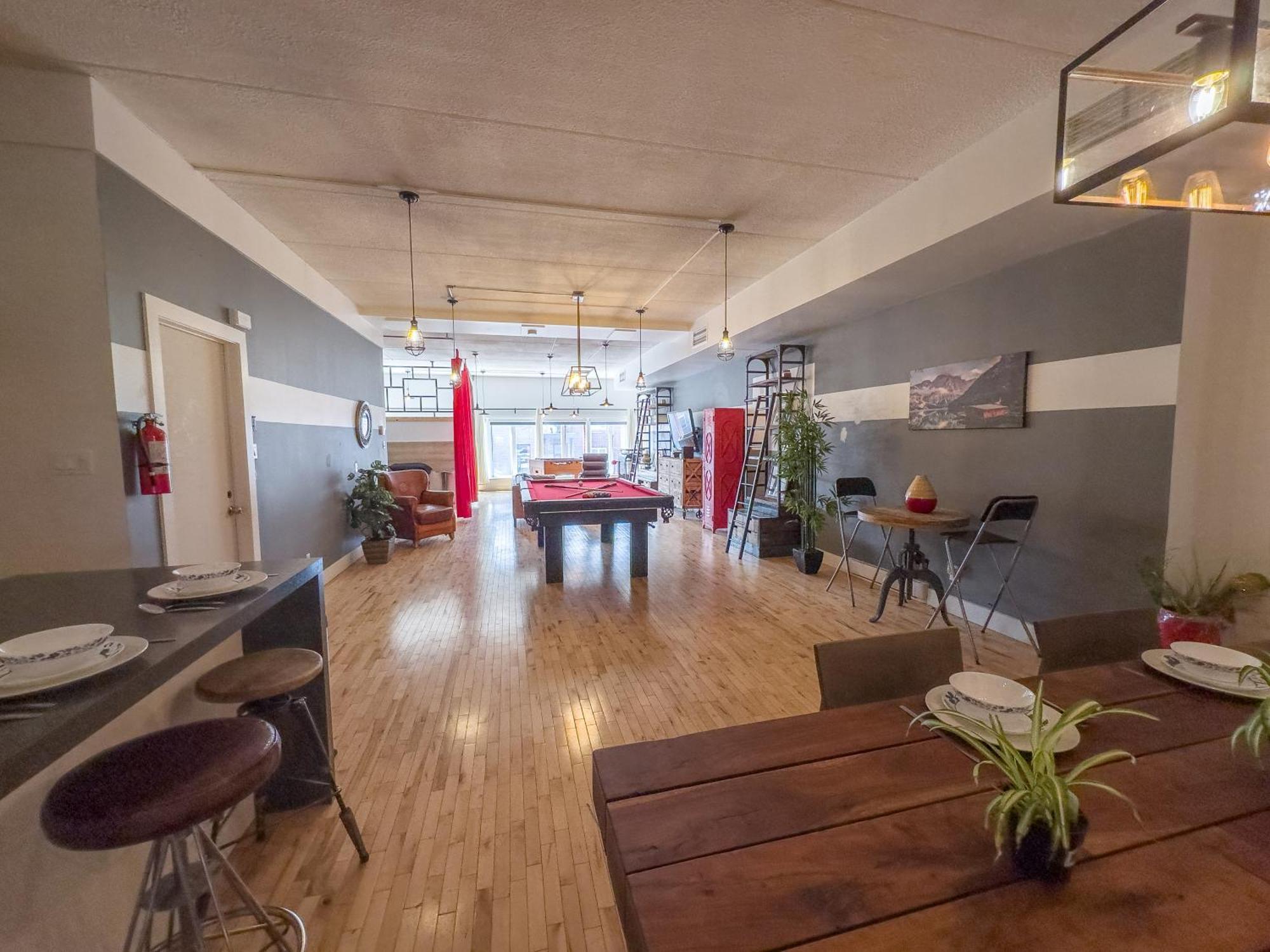 Luxury 5-bedroom Pool Table 5 Min From Jarry Metro Montreal