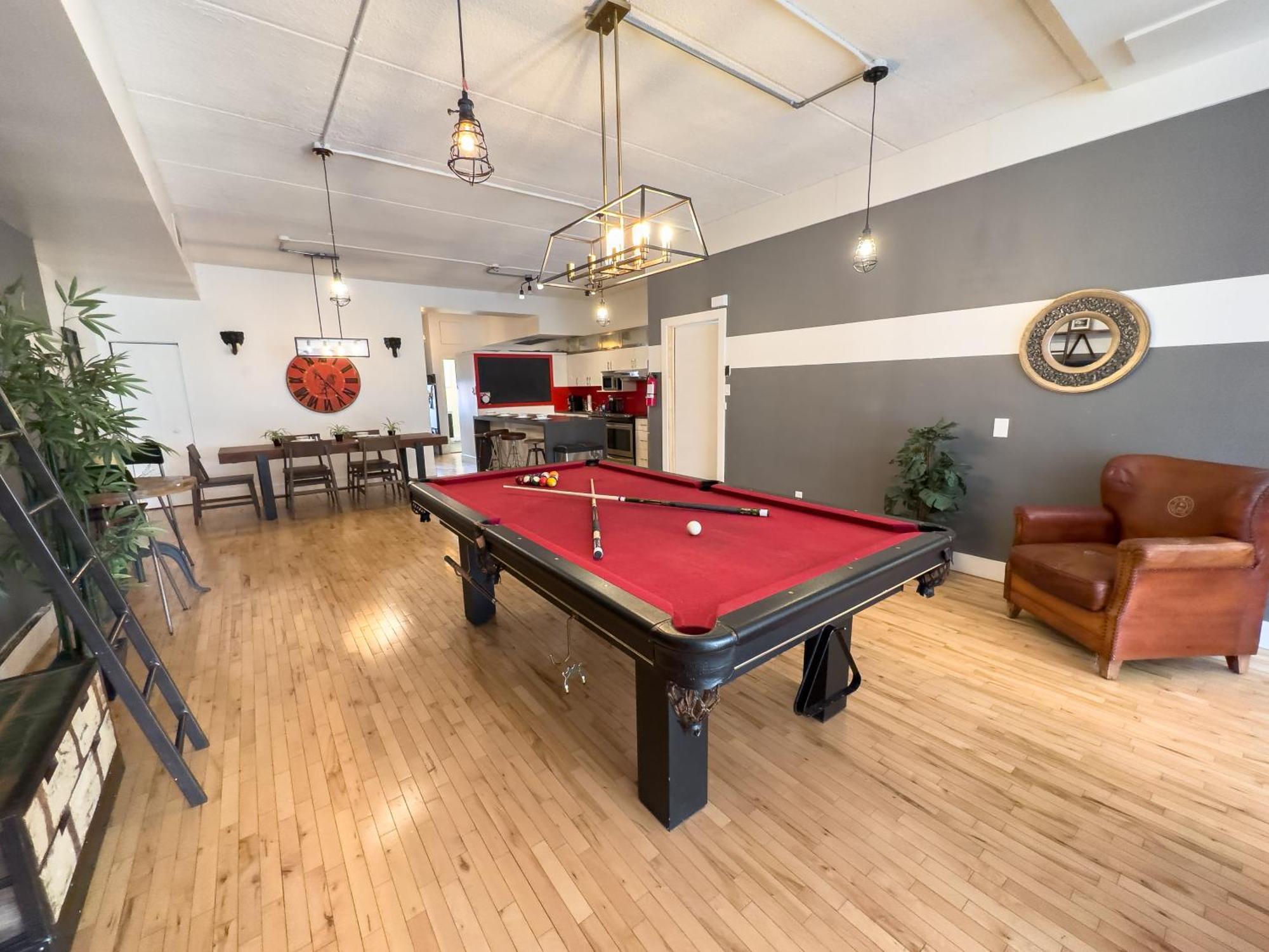Luxury 5-bedroom Pool Table 5 Min From Jarry Metro Montreal