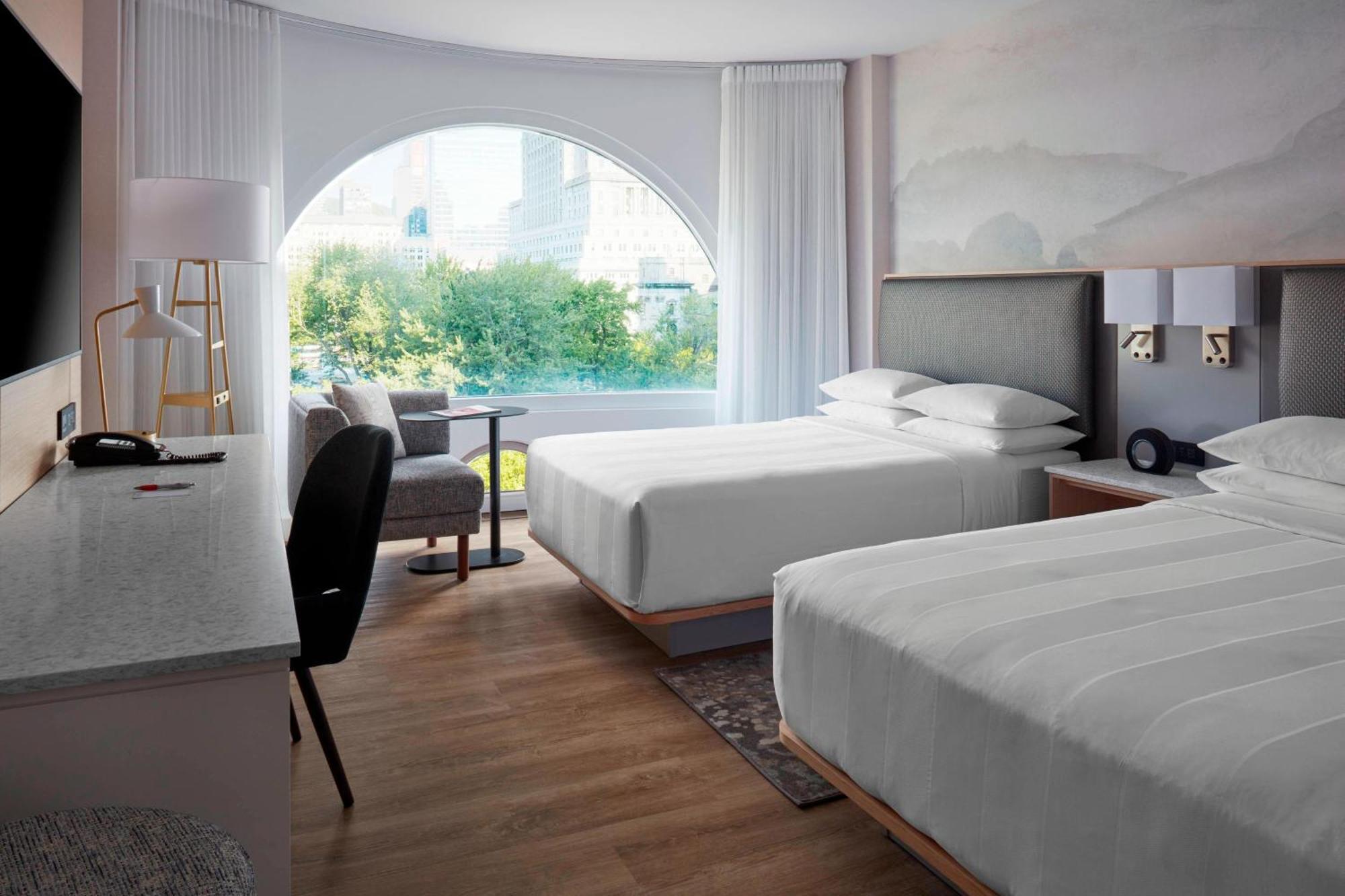 Marriott Chateau Champlain Hotel 4*