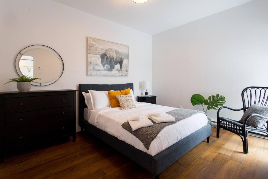 Sleek In The Heart Of Little Italy By Den Montreal
