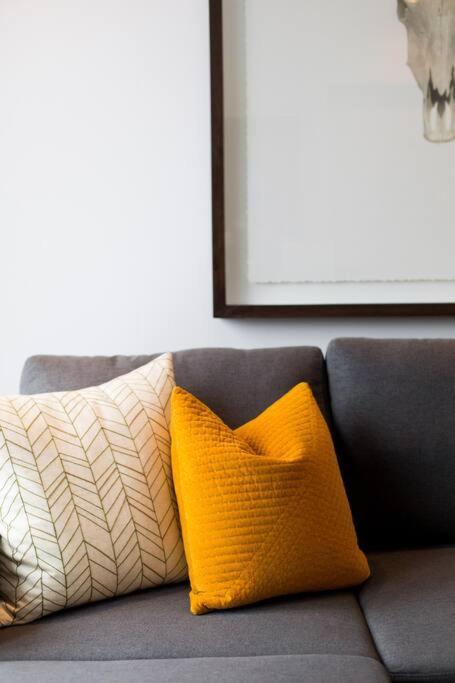 Sleek In The Heart Of Little Italy By Den Apartment *