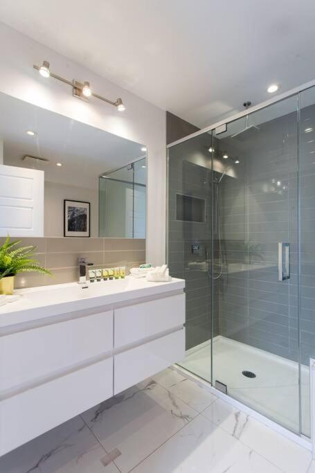 Apartment Sleek In The Heart Of Little Italy By Den