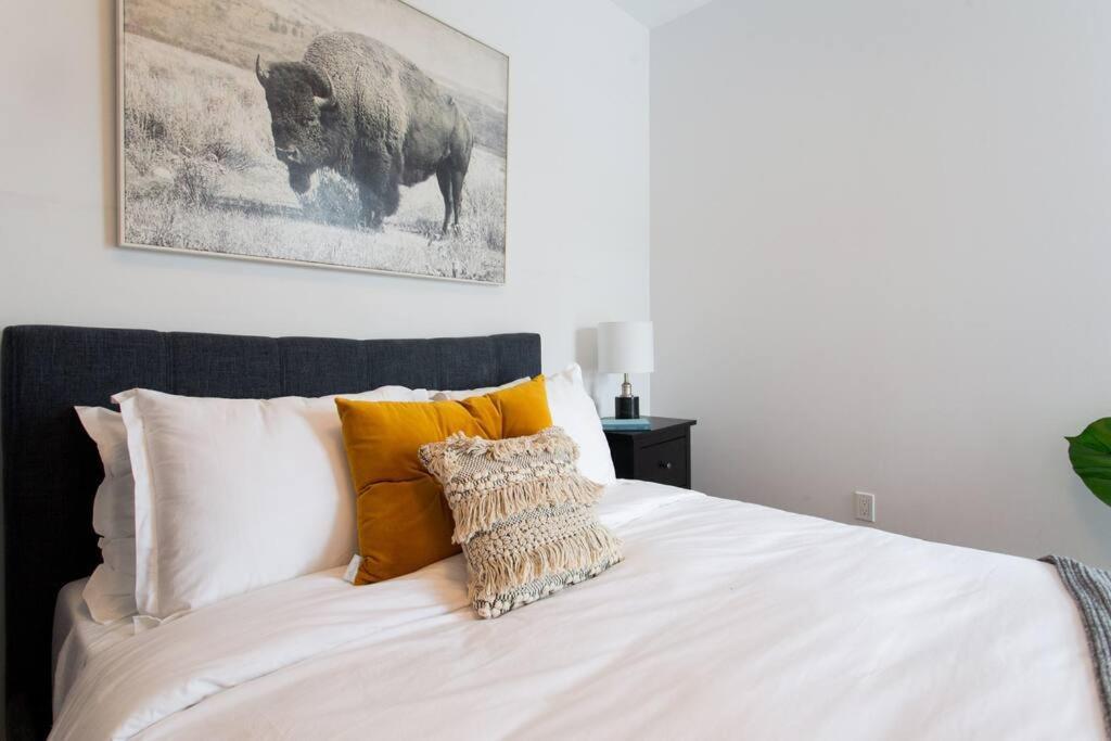 Sleek In The Heart Of Little Italy By Den