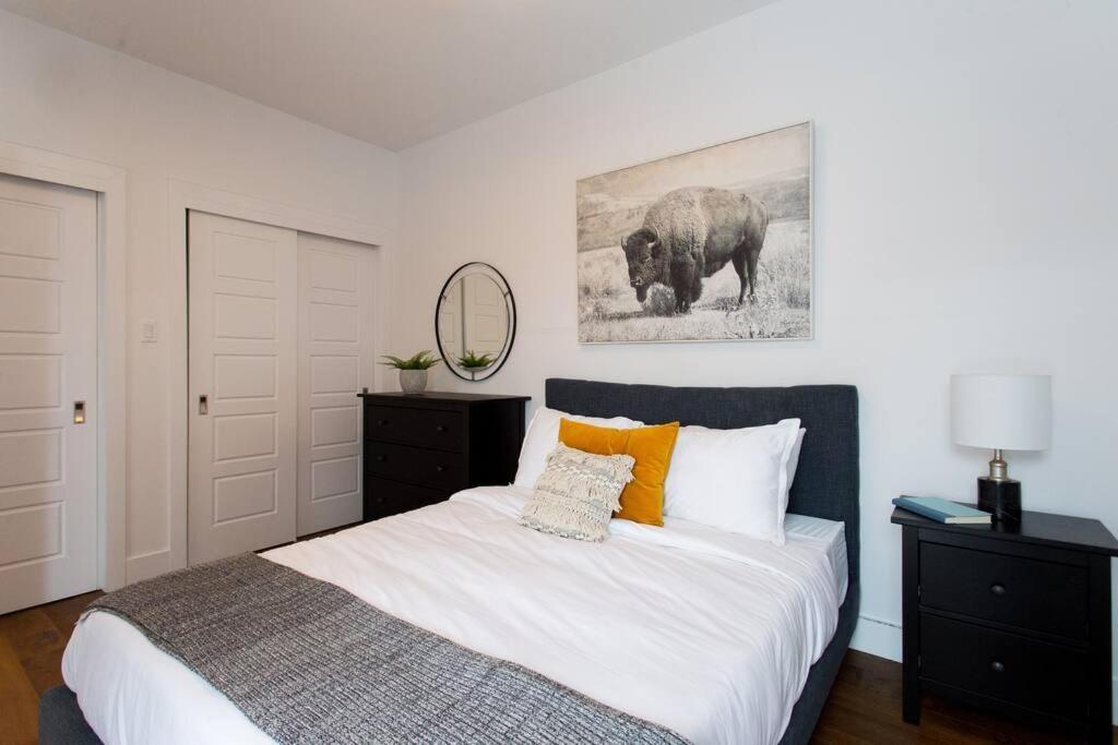 Sleek In The Heart Of Little Italy By Den Apartment