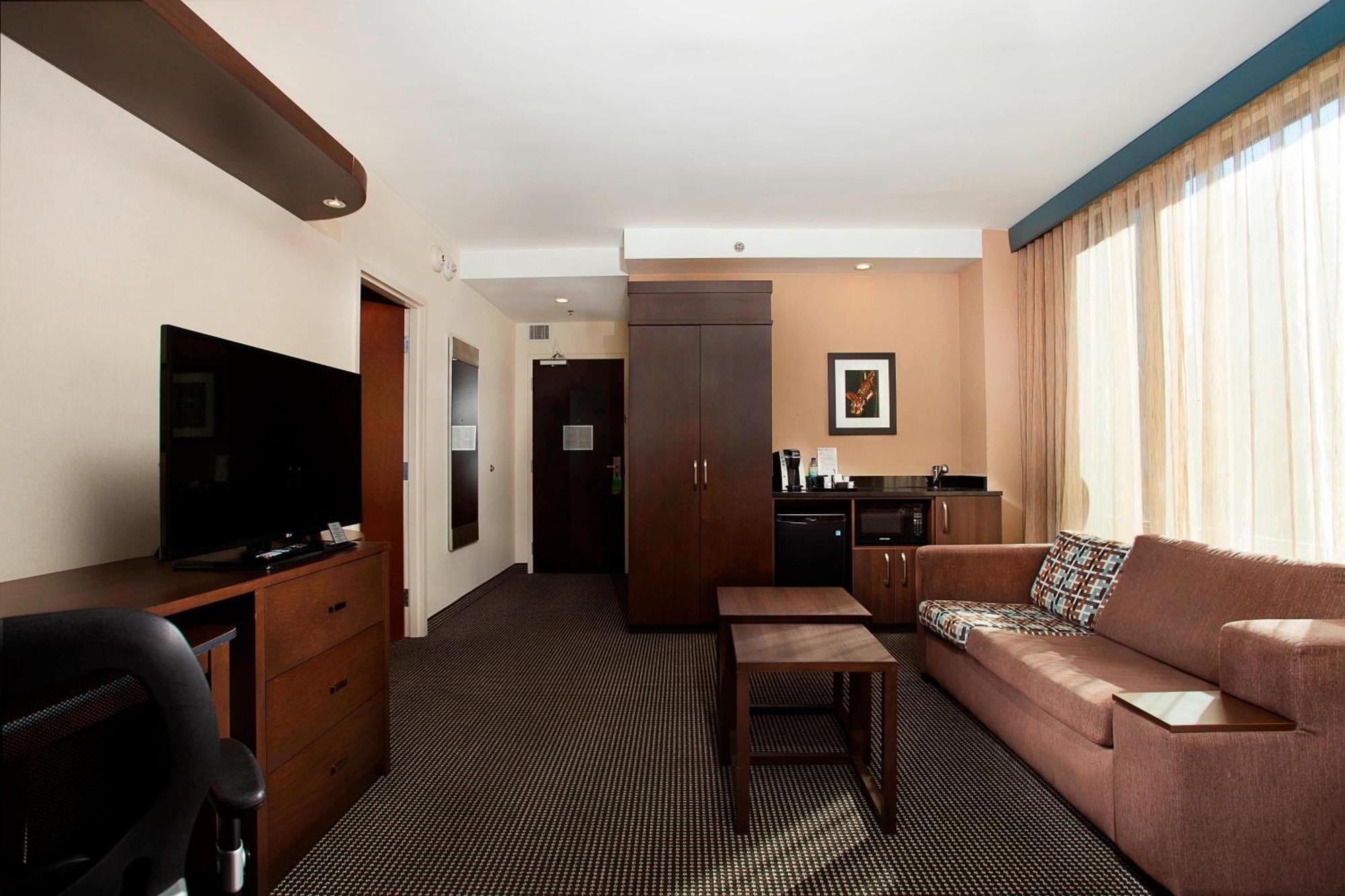 Courtyard Par Marriott Centre-ville Hotel 4*