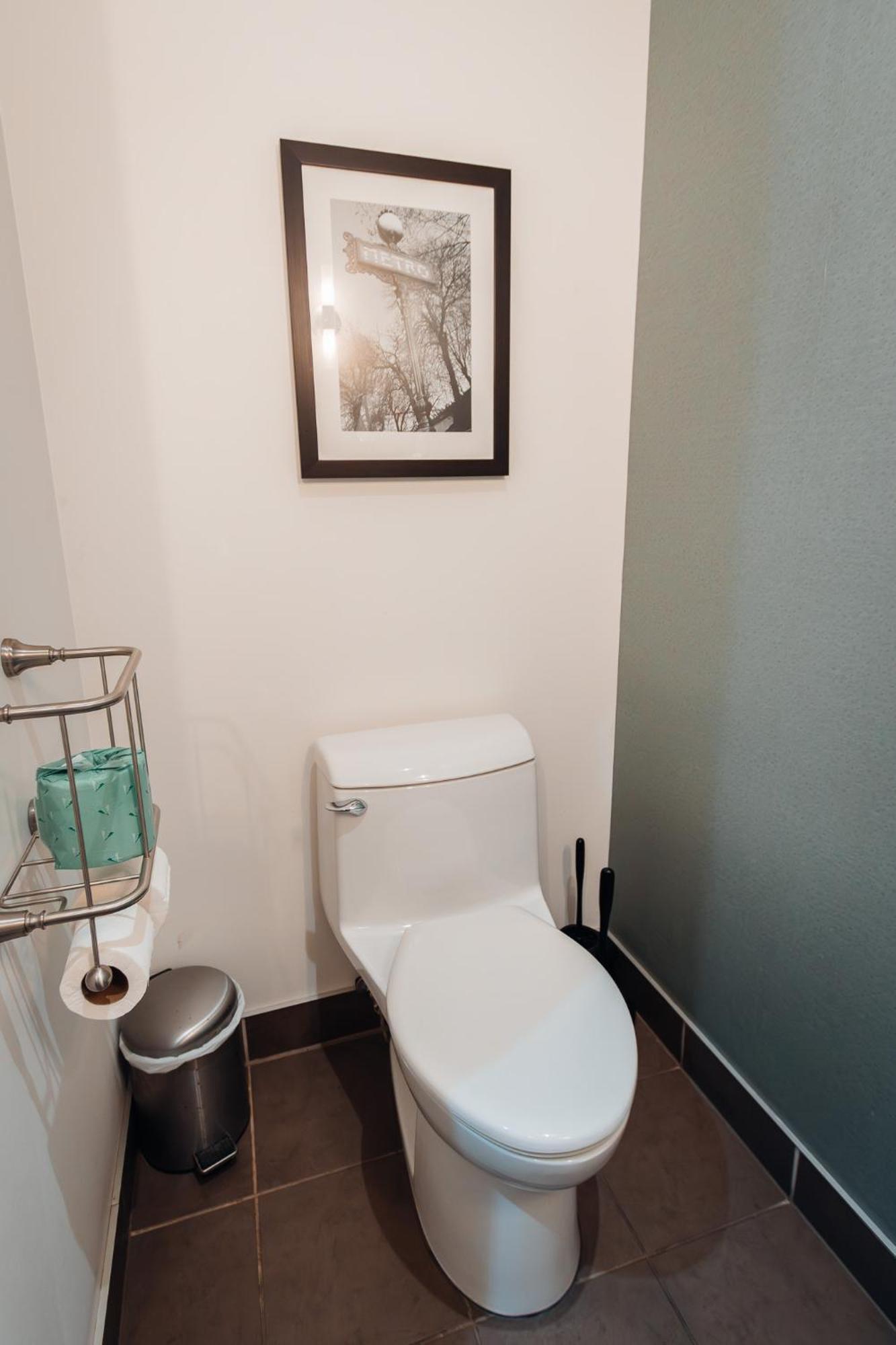 Self Check-in Boutique - Quartier Latin - 101 Montreal
