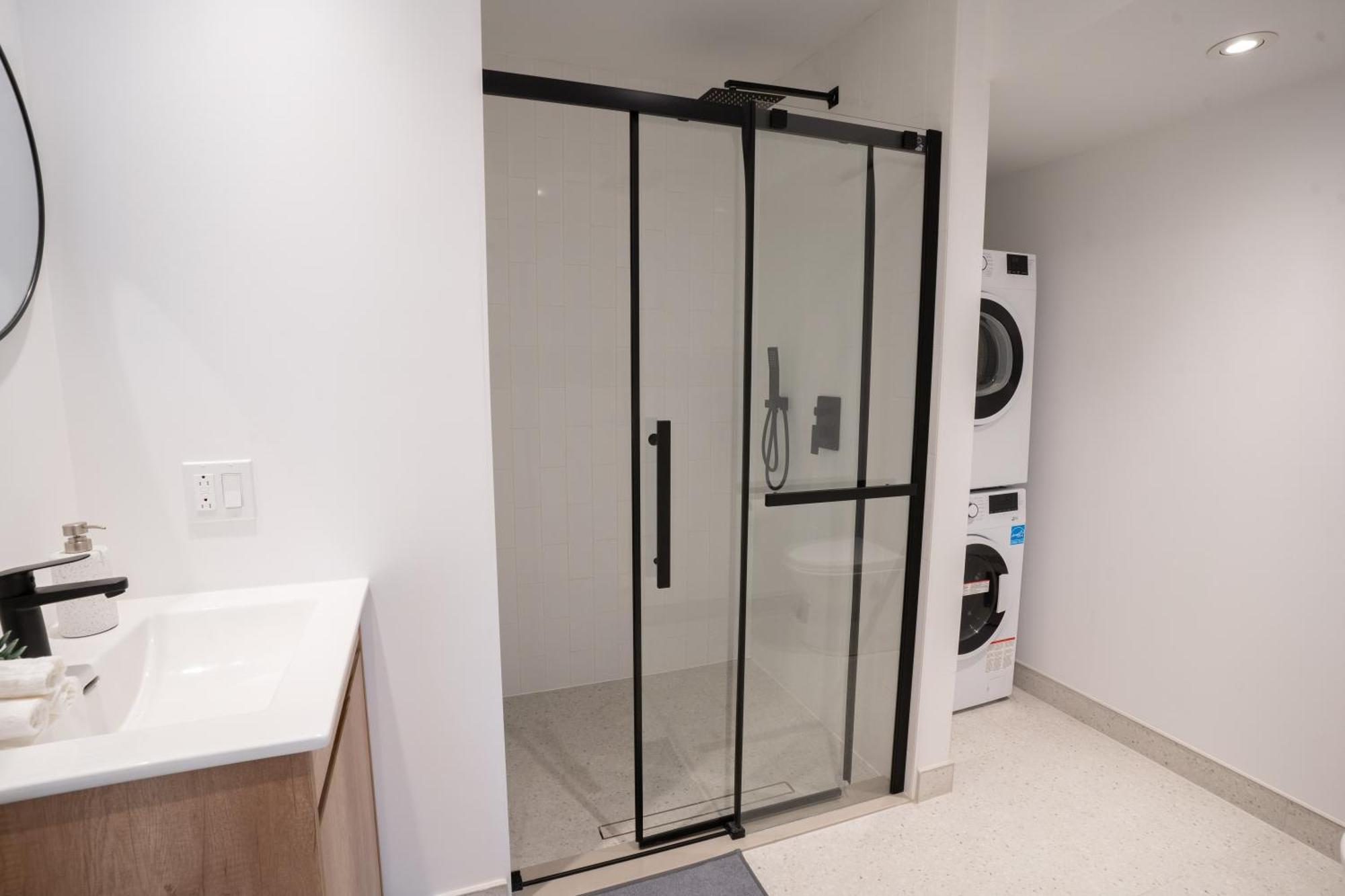 Superb 2 Bed Steps From Downtown And 2min To Metro Montreal