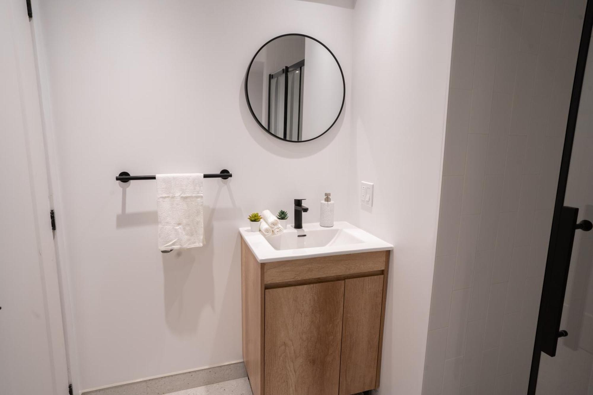 Superb 2 Bed Steps From Downtown And 2min To Metro Apartment *