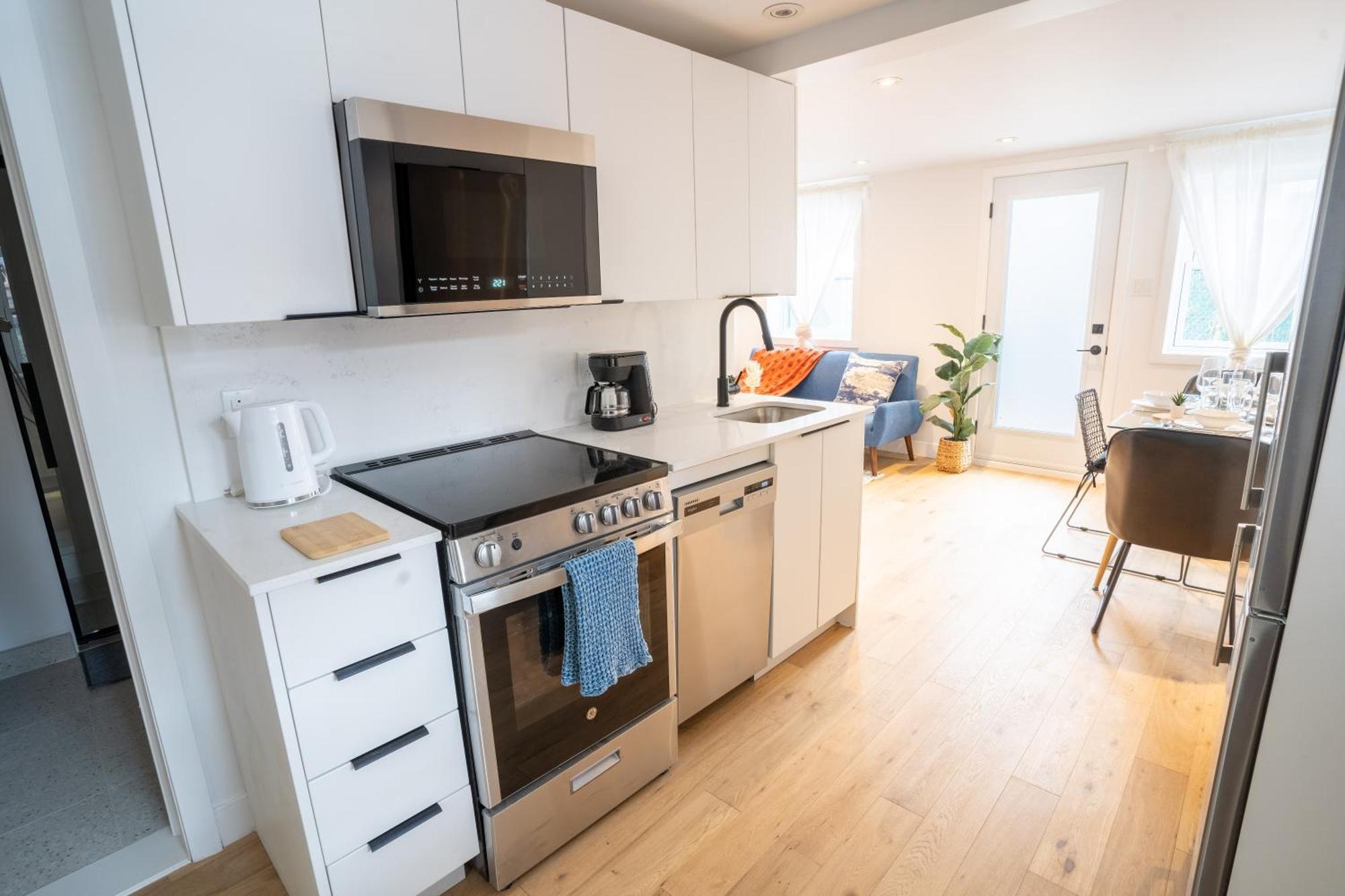 Superb 2 Bed Steps From Downtown And 2min To Metro Apartment