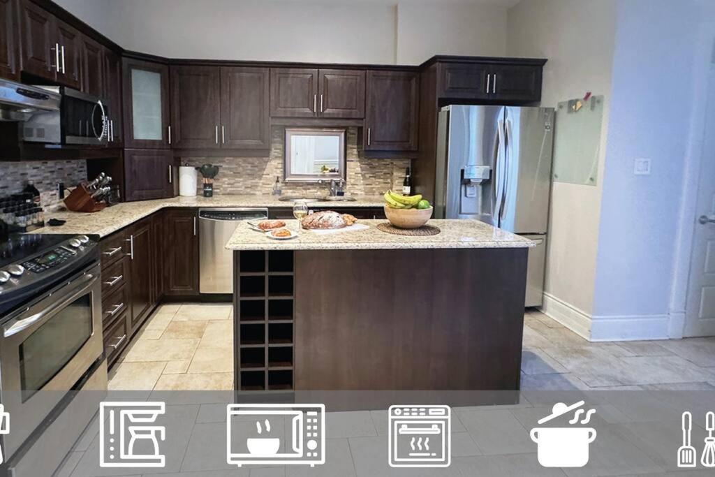 Apartment Spacious Little Italy, 1 King Bdr, 1 Db Bdr, 2 Sofa Beds, Yard Montreal