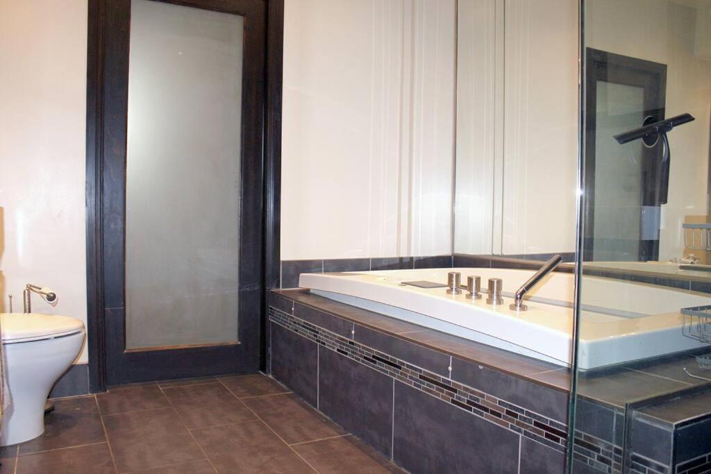 Spacious Little Italy, 1 King Bdr, 1 Db Bdr, 2 Sofa Beds, Yard *