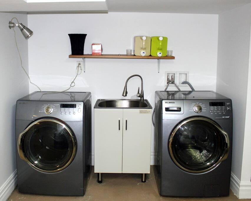 Spacious Little Italy, 1 King Bdr, 1 Db Bdr, 2 Sofa Beds, Yard Apartment Montreal