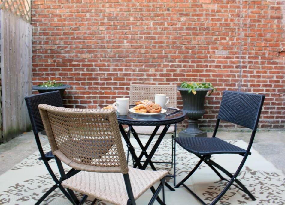 Spacious Little Italy, 1 King Bdr, 1 Db Bdr, 2 Sofa Beds, Yard Montreal