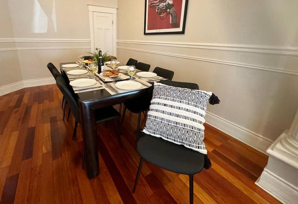 Spacious Little Italy, 1 King Bdr, 1 Db Bdr, 2 Sofa Beds, Yard * Montreal