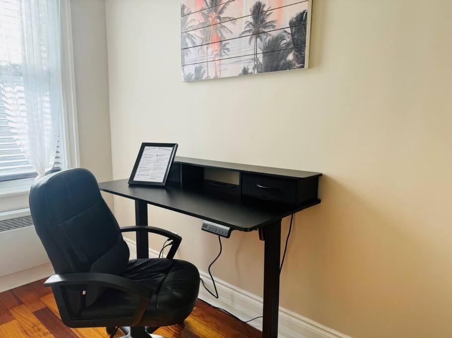 Spacious Little Italy, 1 King Bdr, 1 Db Bdr, 2 Sofa Beds, Yard Apartment Montreal