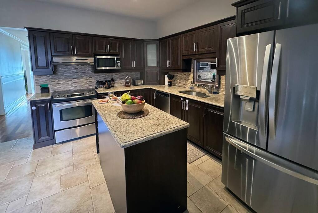 Spacious Little Italy, 1 King Bdr, 1 Db Bdr, 2 Sofa Beds, Yard *