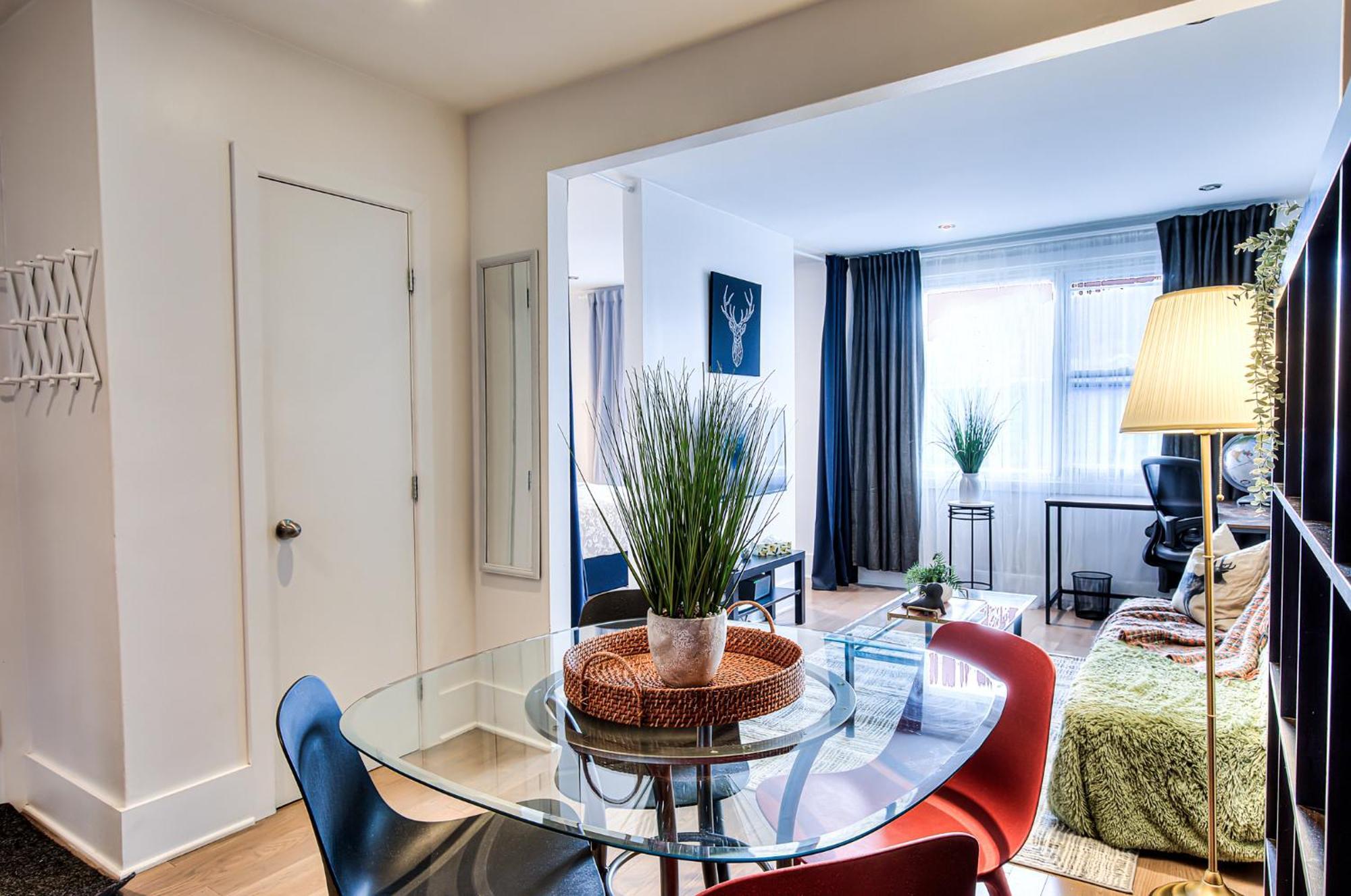 Plateau Escape & Nightlife Adventures! Downtown Super Value! Full 1br * Montreal