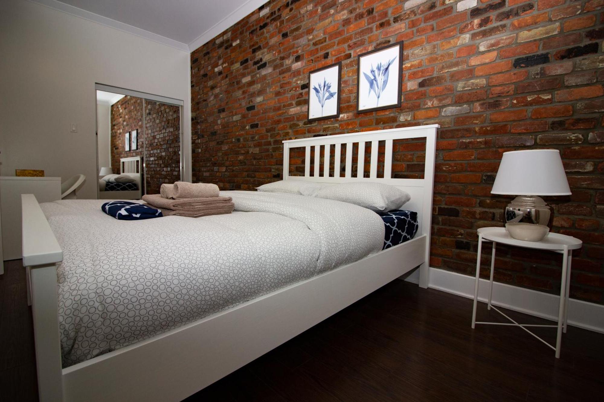 Apartment Mackay Street Downtown - Bell Center, Nightlife, & Metro At Your Doorstep!