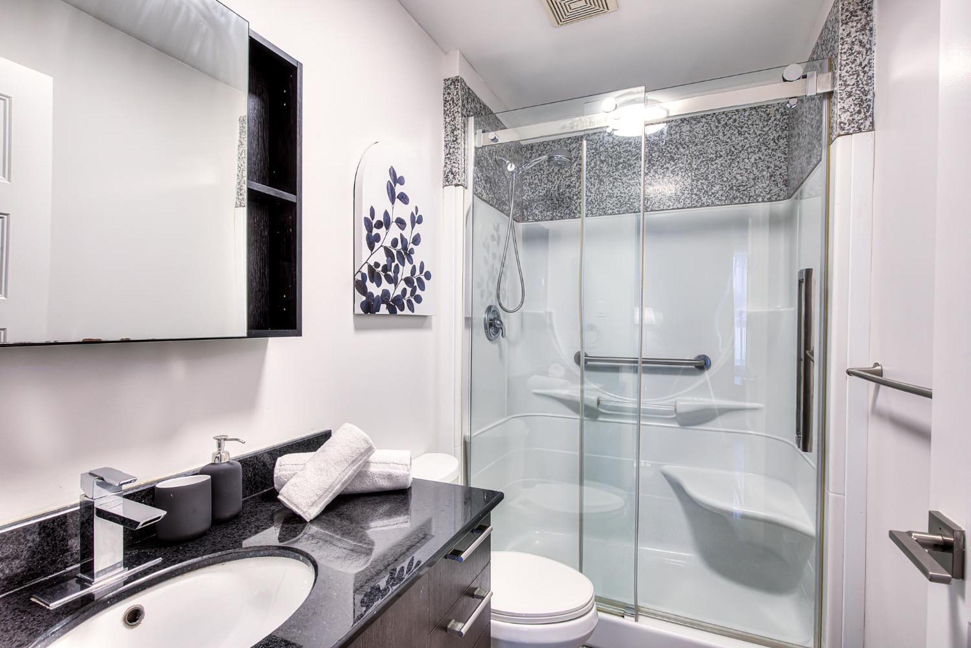 Apartment Mackay Street Downtown - Bell Center, Nightlife, & Metro At Your Doorstep! *