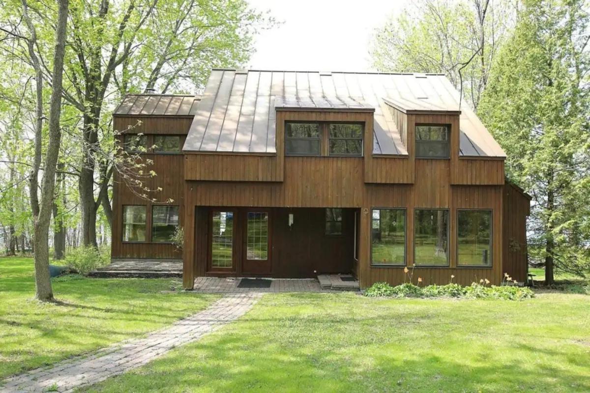 Lakefront In Chalet Montreal