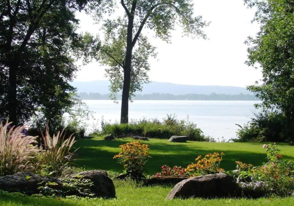 Lakefront In Chalet *