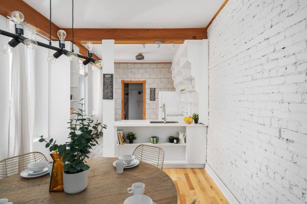 Chic Mile-end 3br Getaway - Free Parking, Sleeps 8 *