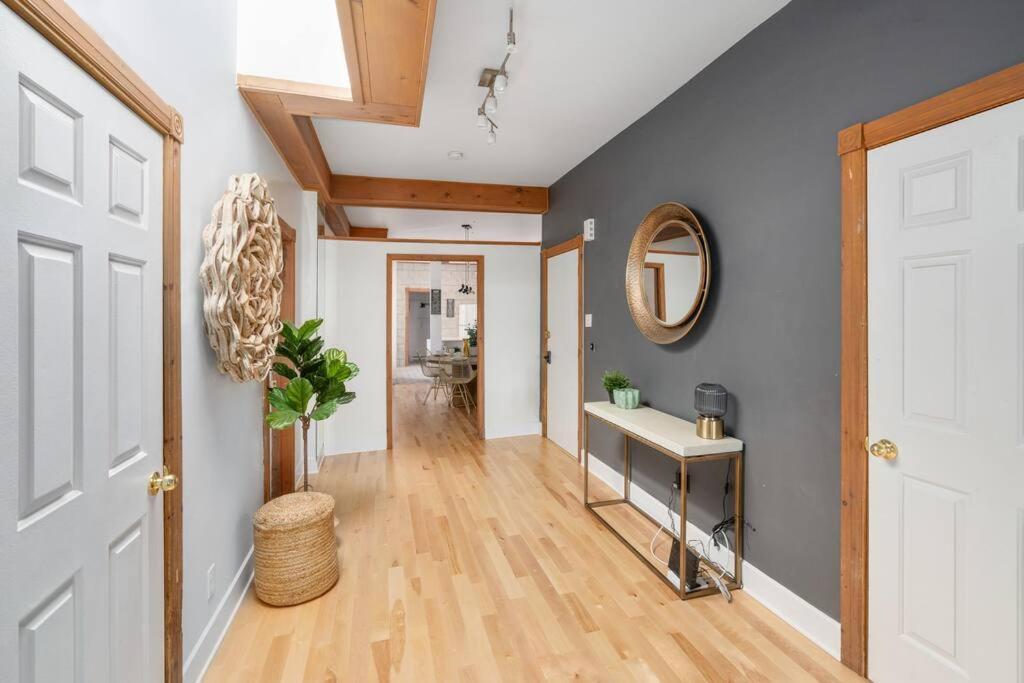 Chic Mile-end 3br Getaway - Free Parking, Sleeps 8 Apartment