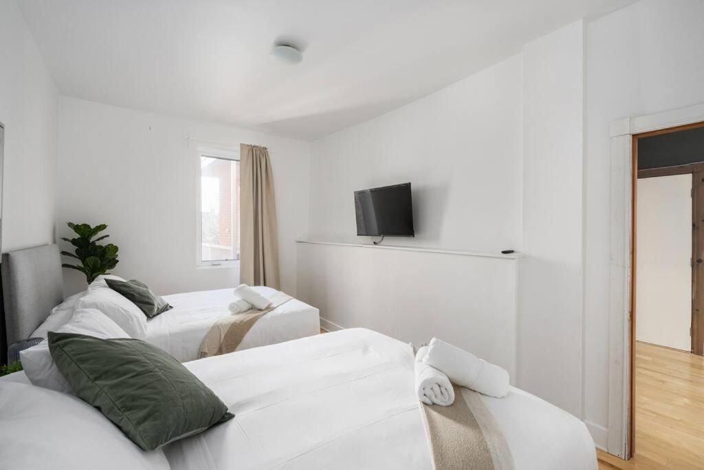 Apartment Chic Mile-end 3br Getaway - Free Parking, Sleeps 8 Montreal
