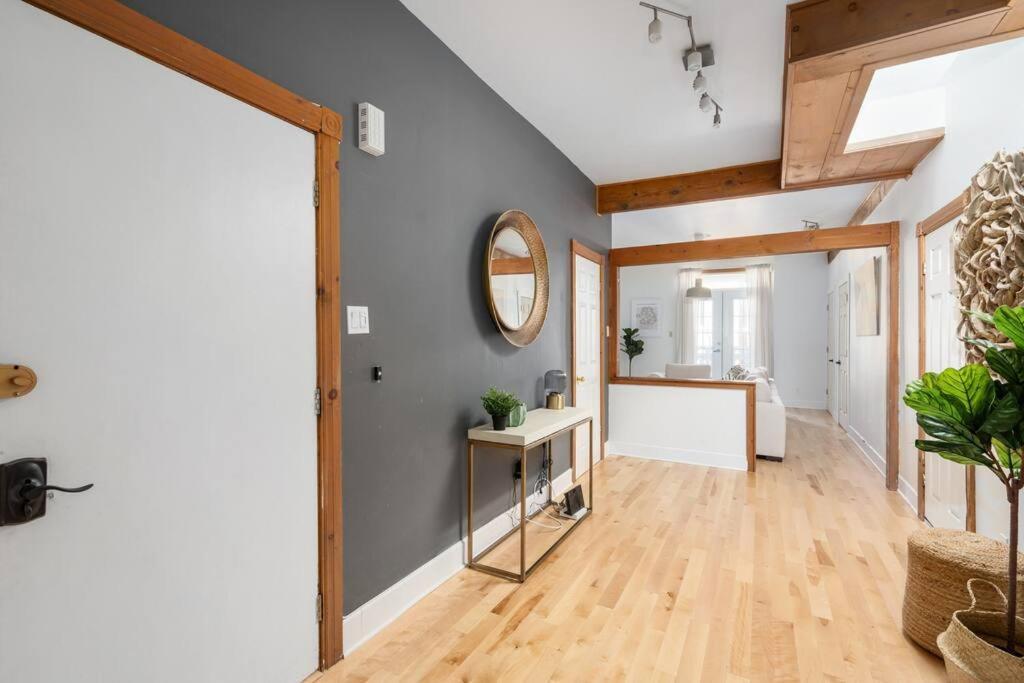 Chic Mile-end 3br Getaway - Free Parking, Sleeps 8 Apartment *