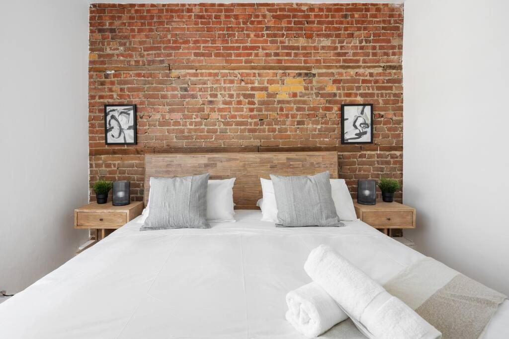 Apartment Chic Mile-end 3br Getaway - Free Parking, Sleeps 8 *