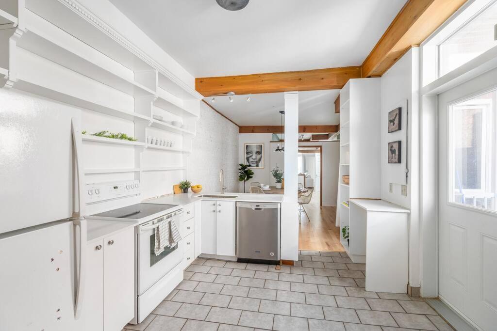 Chic Mile-end 3br Getaway - Free Parking, Sleeps 8 * Montreal