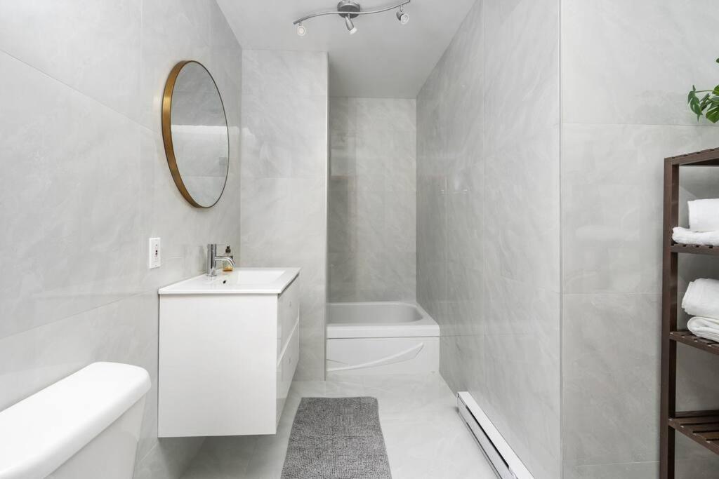 Chic Mile-end 3br Getaway - Free Parking, Sleeps 8