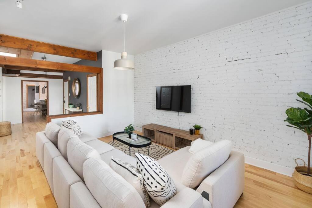 Apartment Chic Mile-end 3br Getaway - Free Parking, Sleeps 8