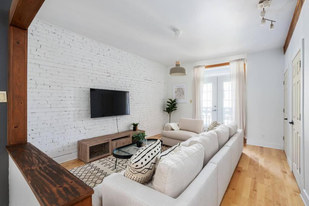 Chic Mile-end 3br Getaway - Free Parking, Sleeps 8 Apartment Montreal