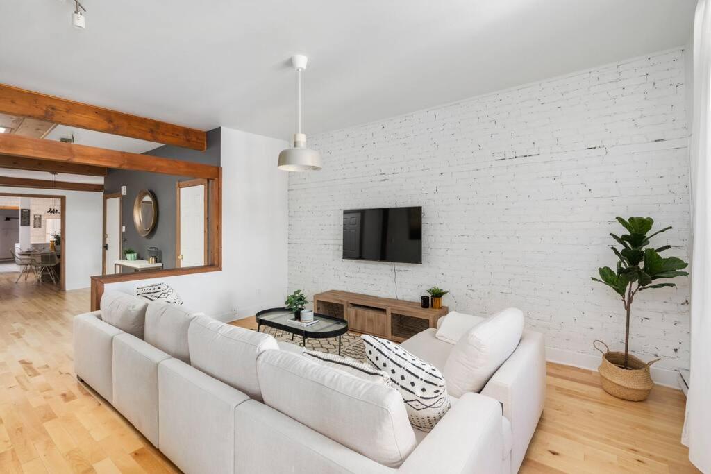 Apartment Chic Mile-end 3br Getaway - Free Parking, Sleeps 8 Montreal