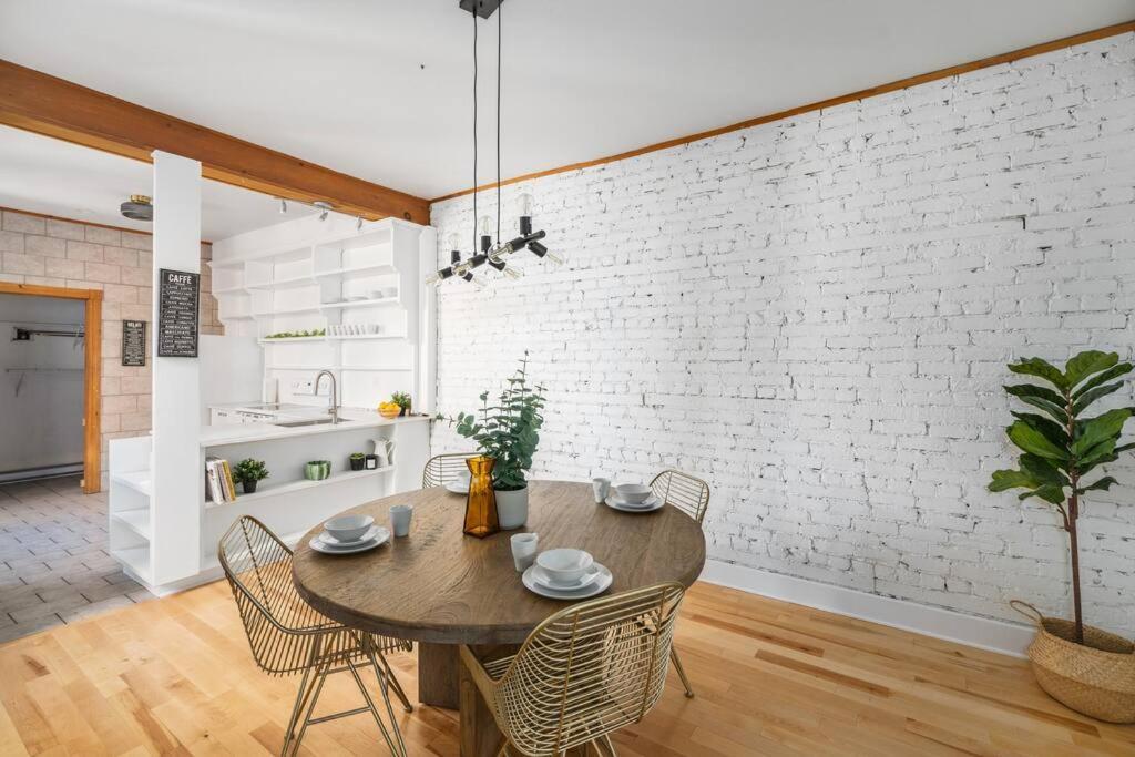 Chic Mile-end 3br Getaway - Free Parking, Sleeps 8 * Montreal