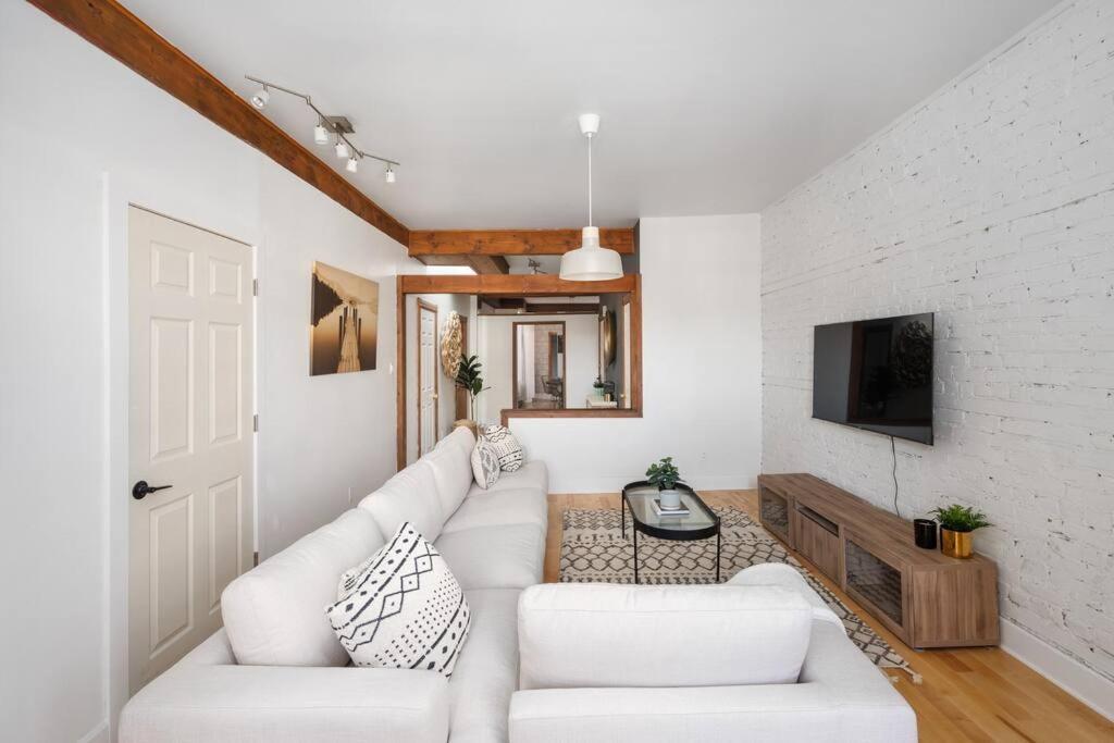 Chic Mile-end 3br Getaway - Free Parking, Sleeps 8