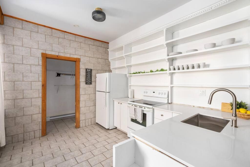 Chic Mile-end 3br Getaway - Free Parking, Sleeps 8 Apartment