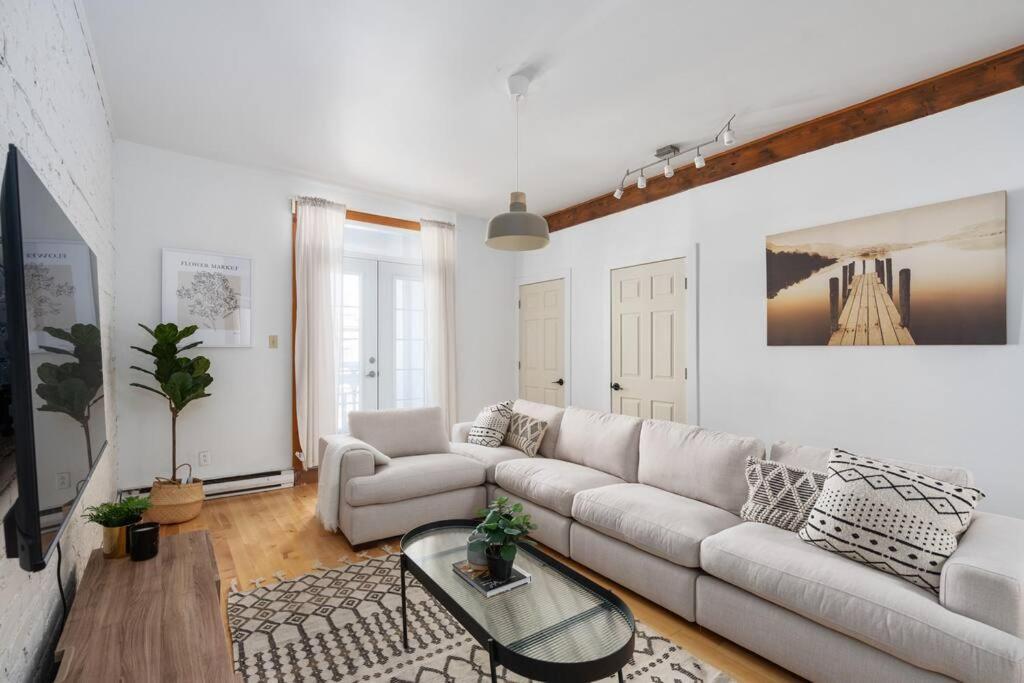 Apartment Chic Mile-end 3br Getaway - Free Parking, Sleeps 8